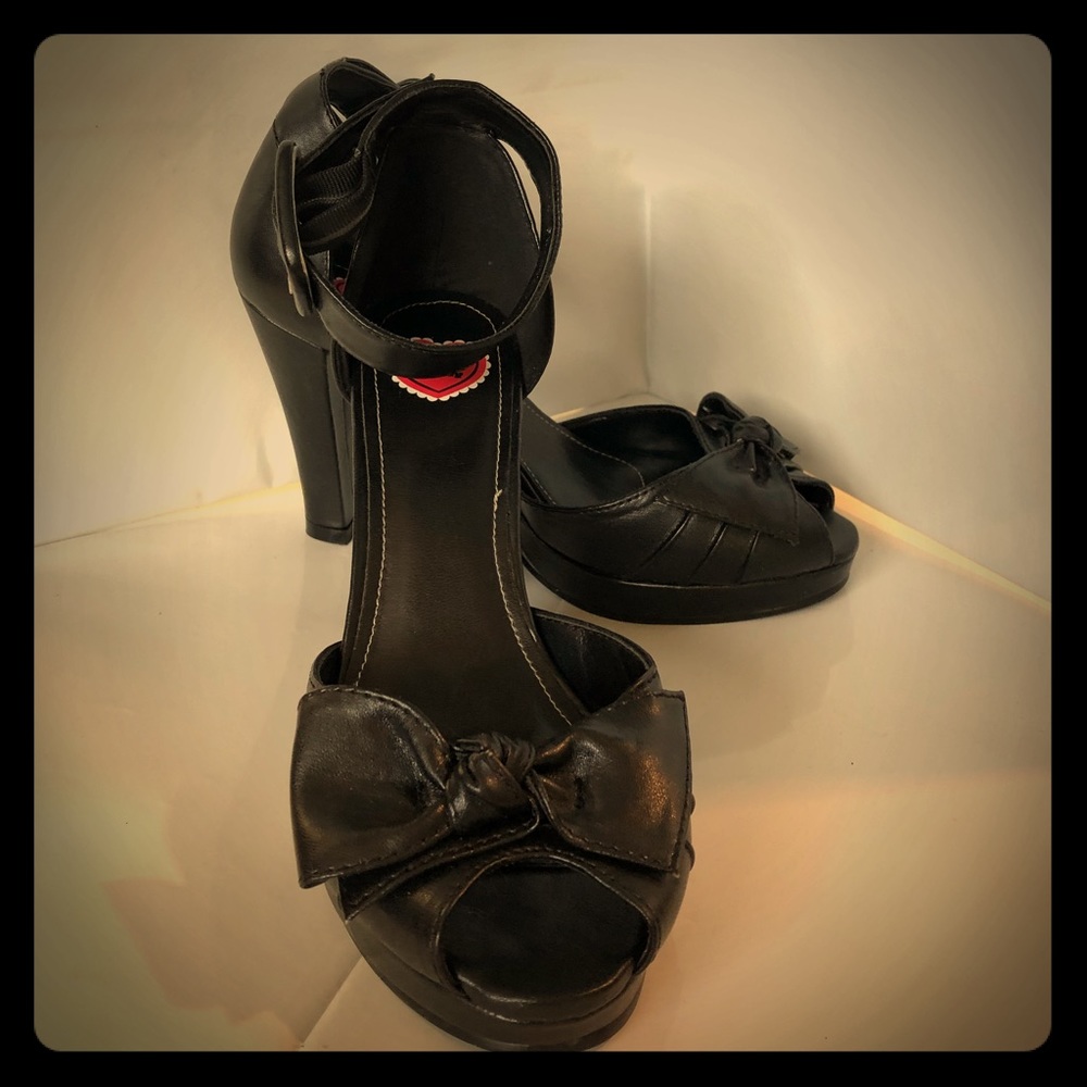 T.U.K black knot Scarlet D’orsary pump